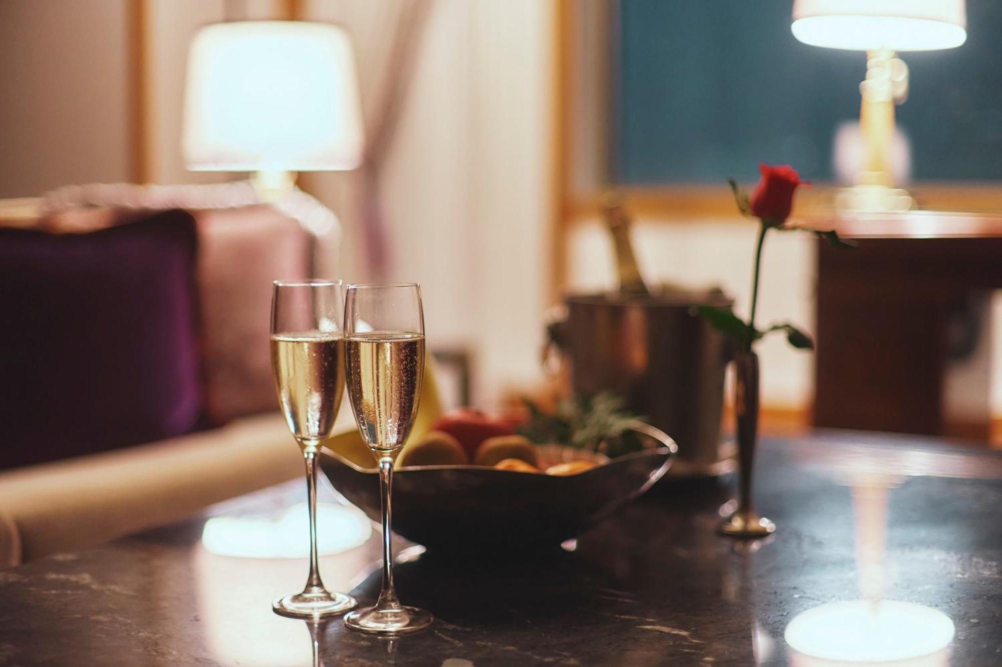 Imperial Hotel Tokyo Exterior photo Champagne flutes