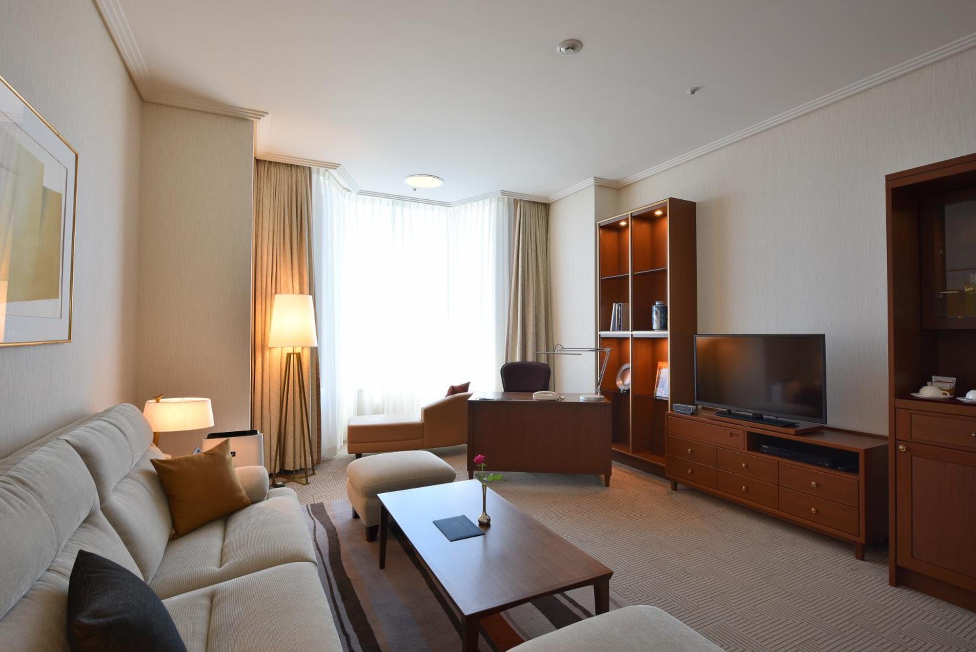 Imperial Hotel Tokyo Exterior photo A living room in a suite at the InterContinental Vienna